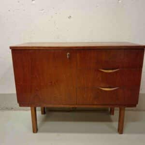 Pieni teak kaappi
